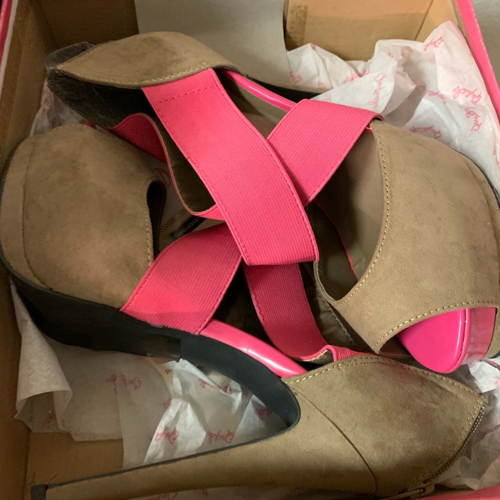 Gorgeous pink and tan criss cross front heels